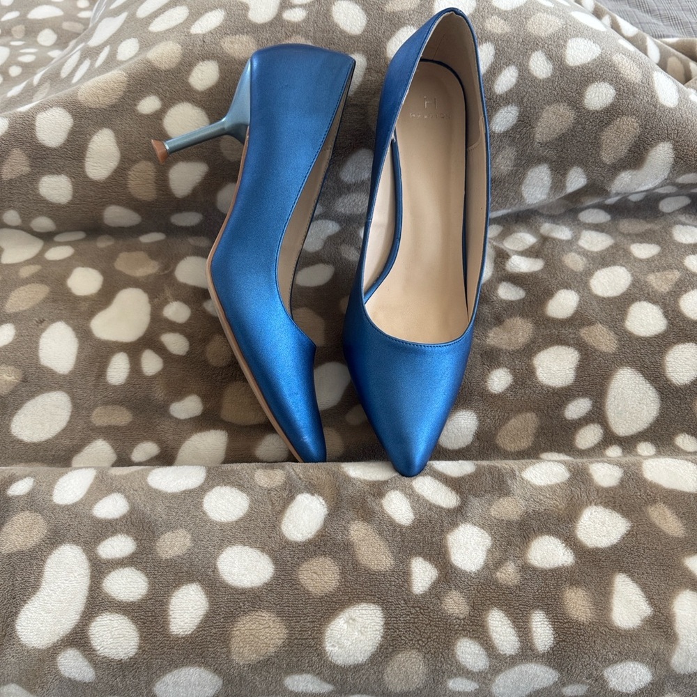 Vintage inspired elegance by Halston. Vegan leather, rubber sole. - Picture 6 of 8
